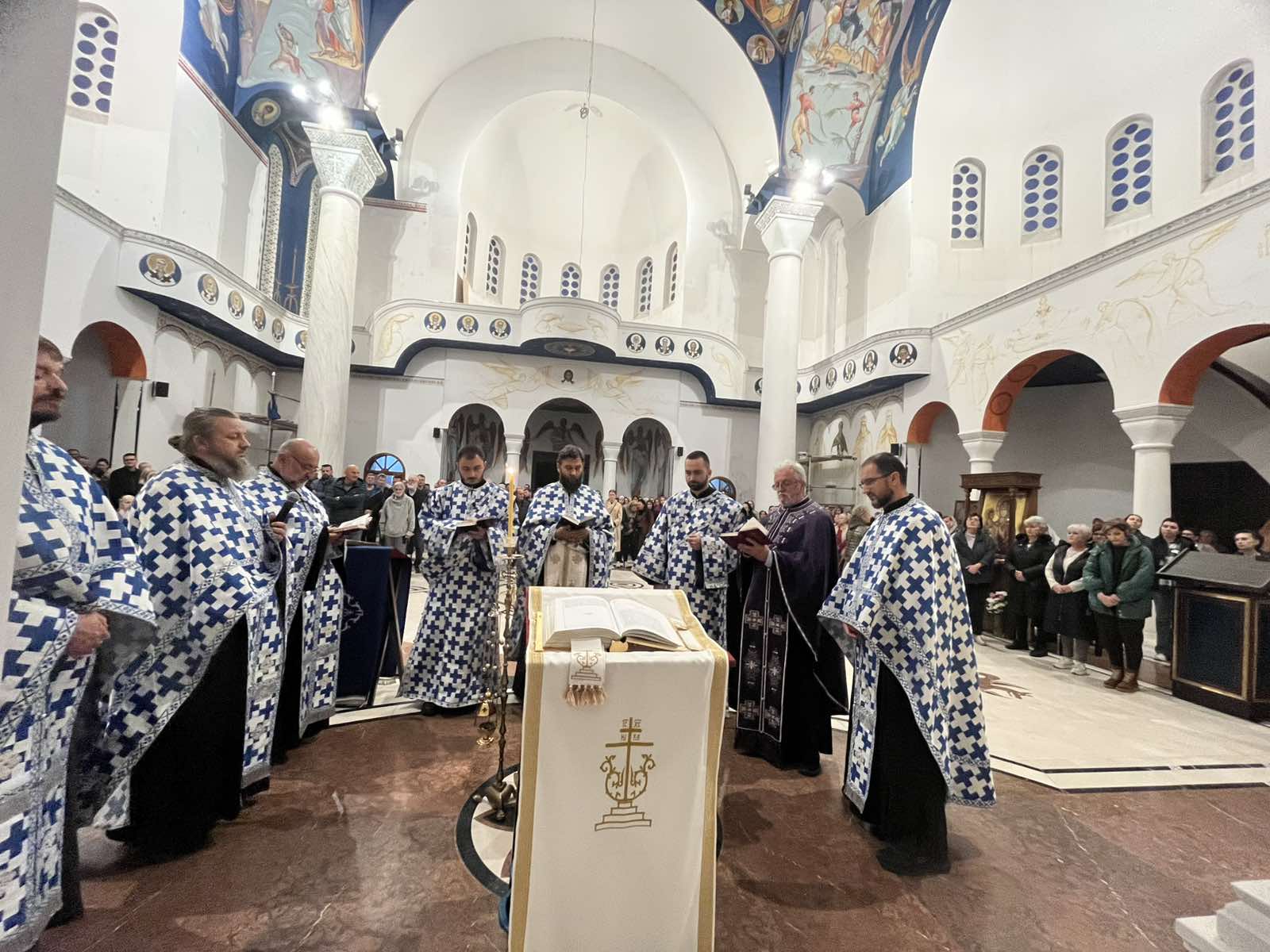 Света Тајна Јелеосвећења у Светосавском храму у Краљеву