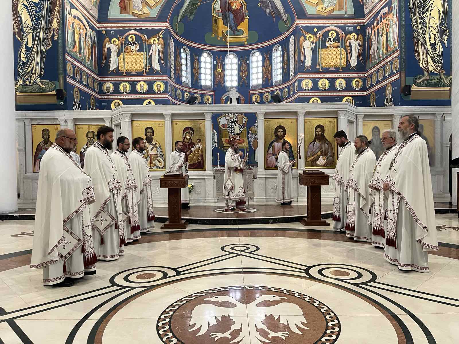 Митрополит Јустин свештенослужио у Светосавском храму у Краљеву