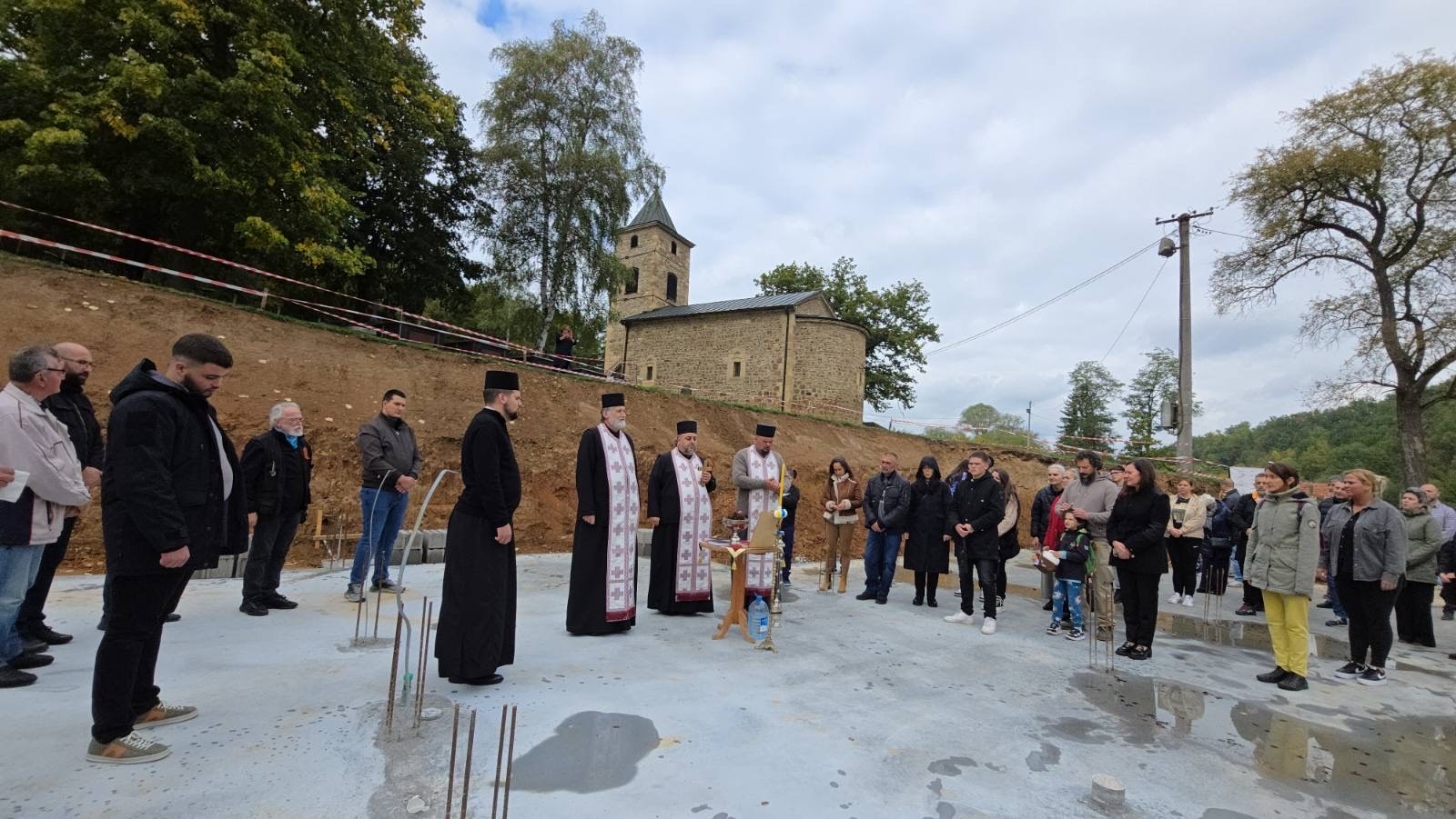 Освећење темеља парохијског дома у Брусници