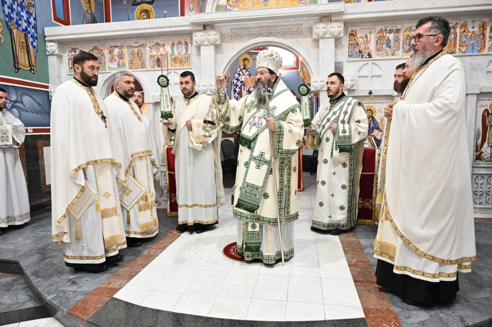 Света Архијерејска Литургија у Храму Светог Саве у Лучанима