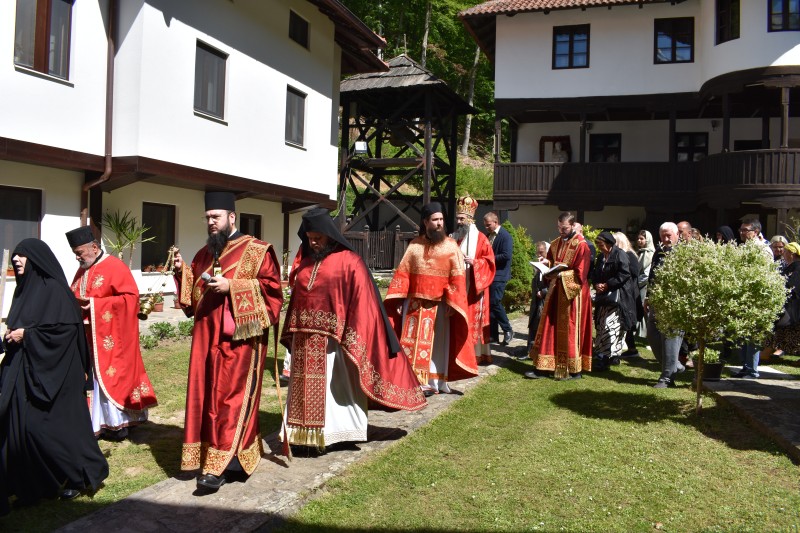 Света Архијерејска Литургија у манастиру Враћевшници