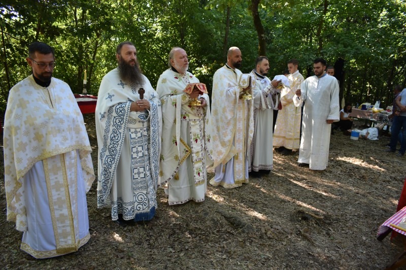 Света Литургија на темељима манастира Светог Илије у Лопатници