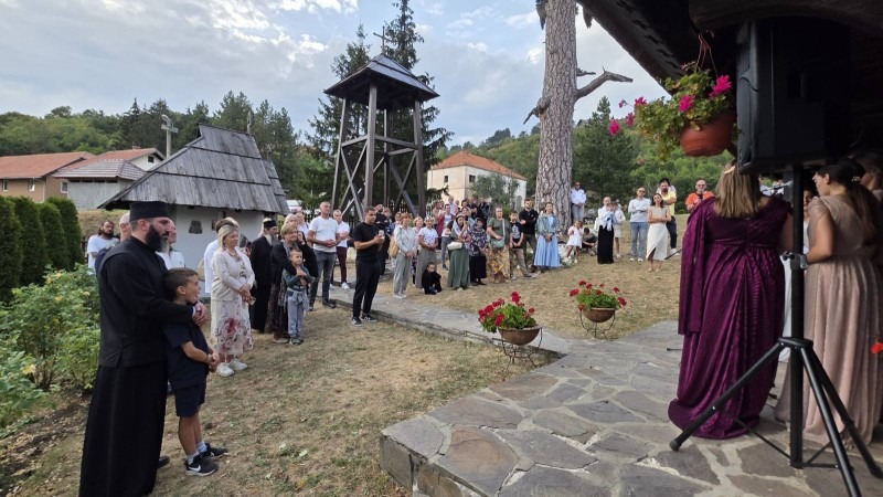 Изложба фотографија и етно концерт у доброселичкој порти