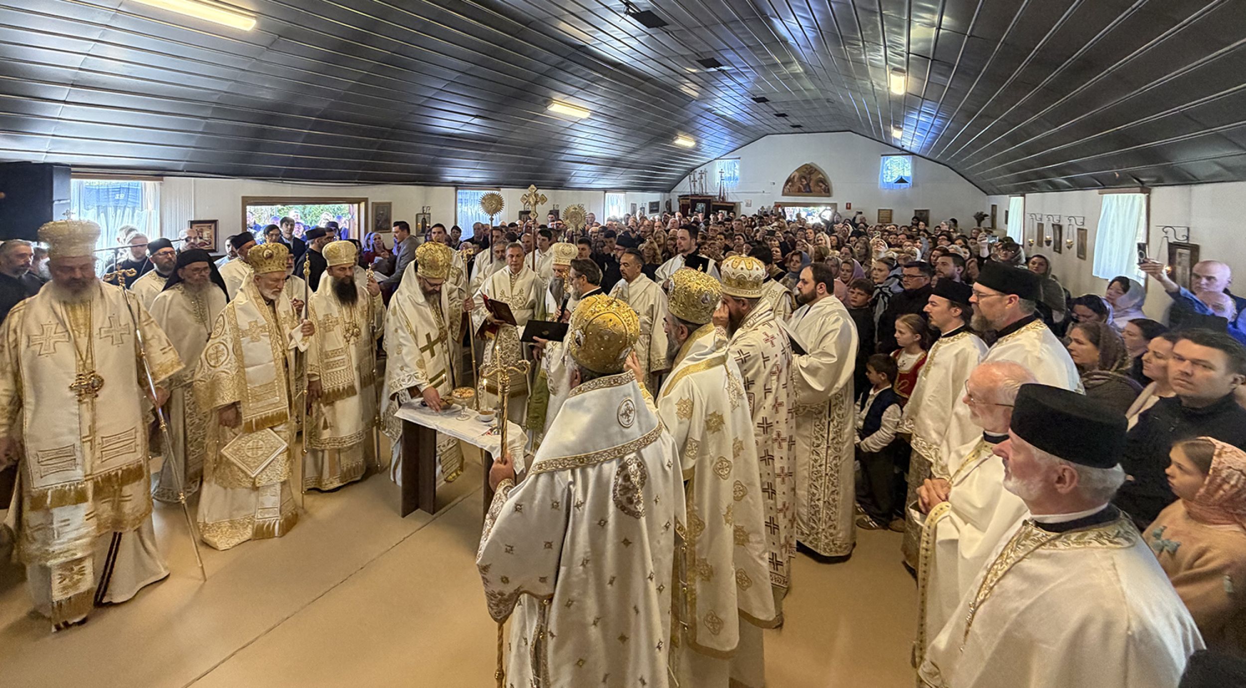 СВЕТА АРХИЈЕРЕЈСКА ЛИТУРГИЈА И ОДЛИКОВАЊЕ У МАНАСТИРУ СВЕТОГ САВЕ У ИЛАЈНУ